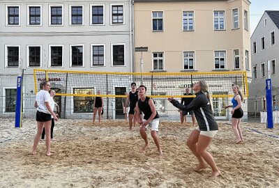 Beachvolleyball-Turnier in Schneeberg mit Rekordbeteiligung - In Schneeberg läuft das 13. Beachvolleyball-Turnier in der Innenstadt. Foto: Ralf Wendland