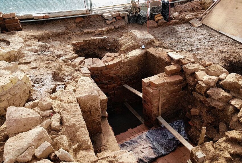 Zwischen den Fundamenten eines Kellers legten die Archäologen die Überreste einer sogenannten Mikwe, eines rituellen jüdischen Tauchbades, frei. Foto: Christoph Heiermann