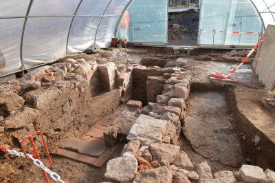 Zwischen den Fundamenten eines Kellers legten die Archäologen die Überreste einer sogenannten Mikwe, eines rituellen jüdischen Tauchbades, frei.