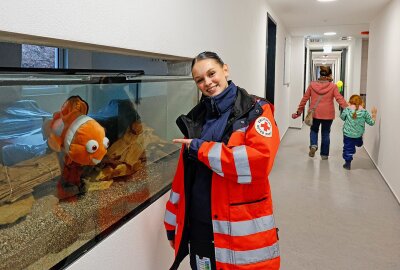 Bedingungen für Retter verbessern sich: Bau der neuen Rettungswache in Gersdorf - Die Auszubildende Leonie Schulz am Aquarium, das bisher nur einen Plüschfisch beherbergt. Foto: Markus Pfeifer