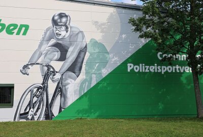 Beeindruckendes Kunstwerk ziert neue Fassade von Chemnitzer Sporthalle - Auch der erfolgreiche Bahnradsport wurde verewigt. Foto: Peggy Schellenberger