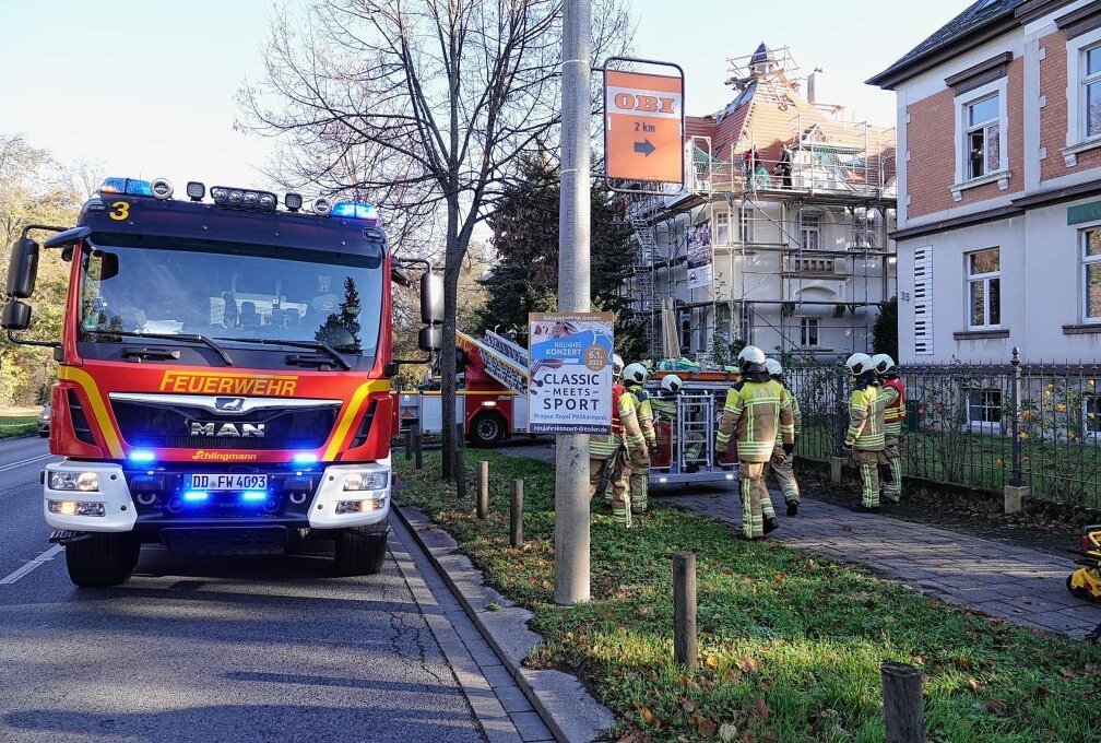 Bei Arbeit von Dach gestürzt: Dresdener schwer verletzt - Ein Mann stürzte bei Dacharbeiten von einem Baugerüst. Foto: Roland Halkasch