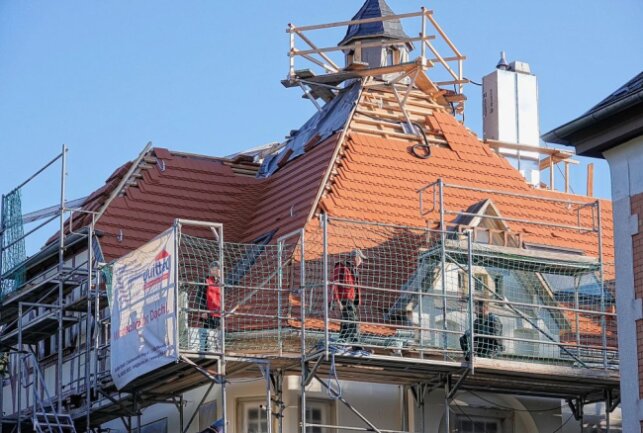 Bei Arbeit von Dach gestürzt: Dresdener schwer verletzt - Ein Mann stürzte bei Dacharbeiten von einem Baugerüst. Foto: Roland Halkasch