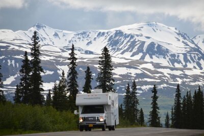 Bei Auslandsreise an internationalen Führerschein denken - Wer hier mit dem Wohnmobil fahren will, braucht einen internationalen Führerschein: Alaska zählt zu den US-Bundesstaaten, wo das Zusatzdokument Pflicht ist.