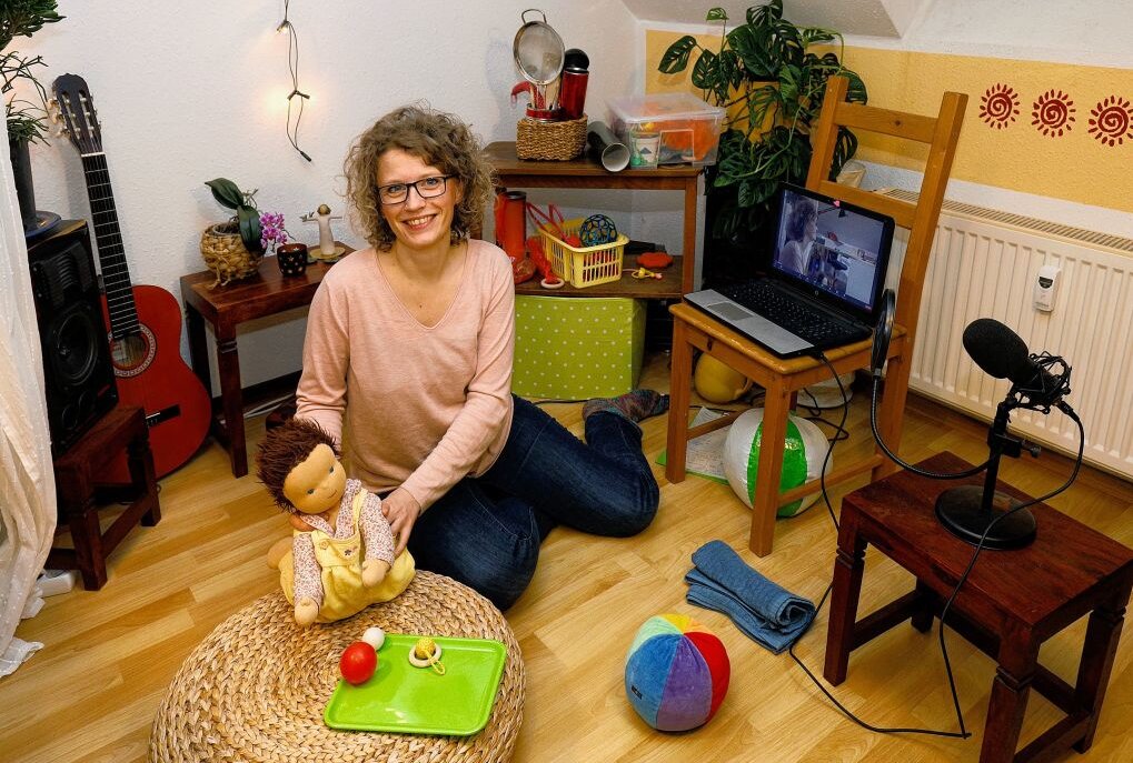 Bei Babykursen werden neue Wege gegangen - Annett Rösch gestaltet ihre Kurse mit Puppe "Edda", Laptop und Mikro in der eigenen Wohnung.Foto: Markus Pfeifer