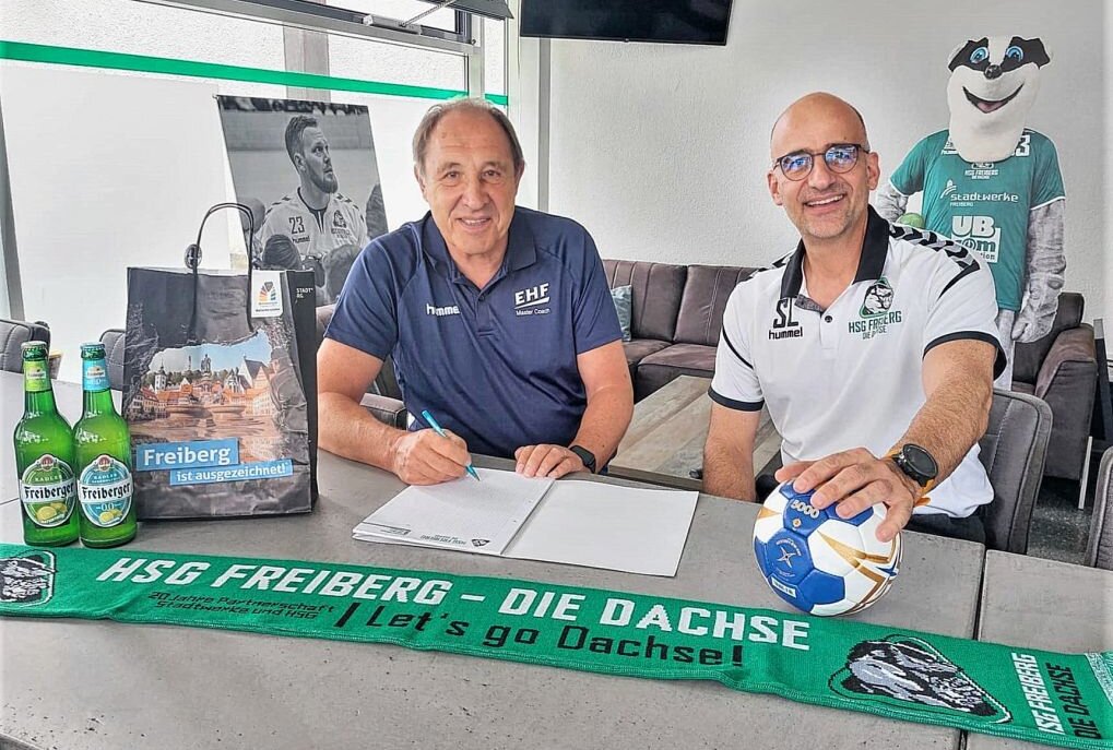 Bei der HSG Freiberg wird jetzt bayerisch gesprochen - Sind sich einig: Friedrich Zenk (l,) ist zur Freude von HSG-Manager Stefan Lange (r.) neuer Chefcoach des Handball-Oberligisten HSG Freiberg. Foto: Marcel Schlenkrich