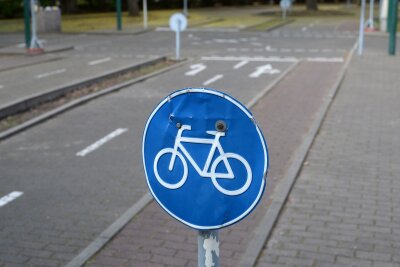 Bei diesen Schildern müssen Sie einen Radweg nutzen - Der Radweg muss benutzt werden, wenn Verkehrszeichen dazu auffordern. Das Zeichen 237 (Radweg)ist eines davon.