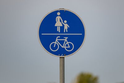 Bei diesen Schildern müssen Sie einen Radweg nutzen - Hier teilen sich Radfahrer und Fußgänger den Weg - aber auch hier müssen ihn Radfahrer benutzen.