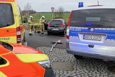 Bei Rot über die Kreuzung: 63-Jähriger verursacht Unfall in Grimma - Ein 63-Jähriger fuhr heute Vormittag gegen eine Schutzplanke in Grimma. Foto: Sören Müller