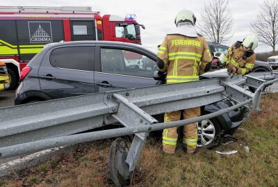 Bei Rot über die Kreuzung: 63-Jähriger verursacht Unfall in Grimma - Ein 63-Jähriger fuhr heute Vormittag gegen eine Schutzplanke in Grimma. Foto: Sören Müller