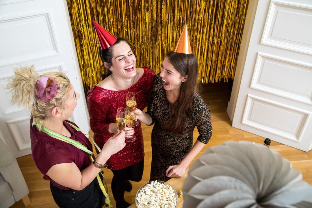 Bei Silvesterparty auch an die Nachbarn denken - An Silvester herrscht oft mehr Toleranz für Lärm.  Rücksichtnahme und Vorankündigung bei Partys bleiben aber wichtig.