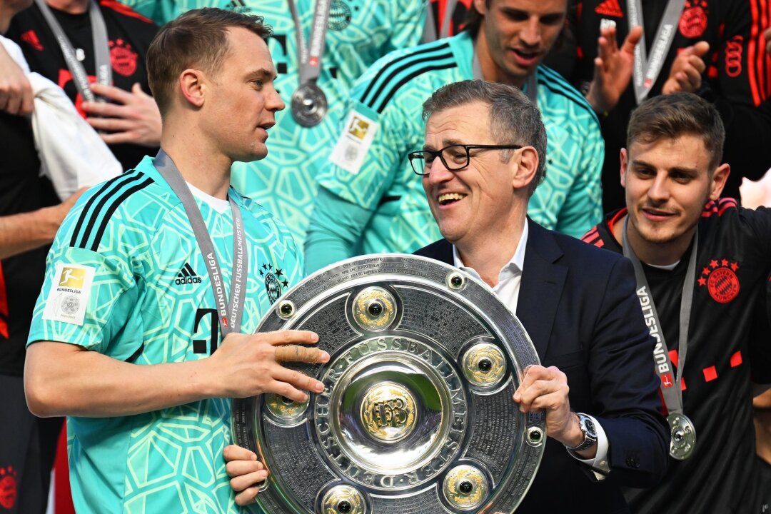 Bei Titel: Leverkusen bekommt Schale erst am 34. Spieltag - Manuel Neuer (l) erhielt 2023 die Meisterschale von DFL-Vertreter Jan-Christian Dreesen (M).