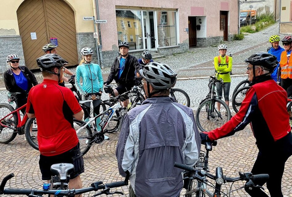 Zahlreiche Radbegeisterte haben sich gestern beim 6. Radl-Ohmd in Lößnitz beteiligt. Foto: Ralf Wendland