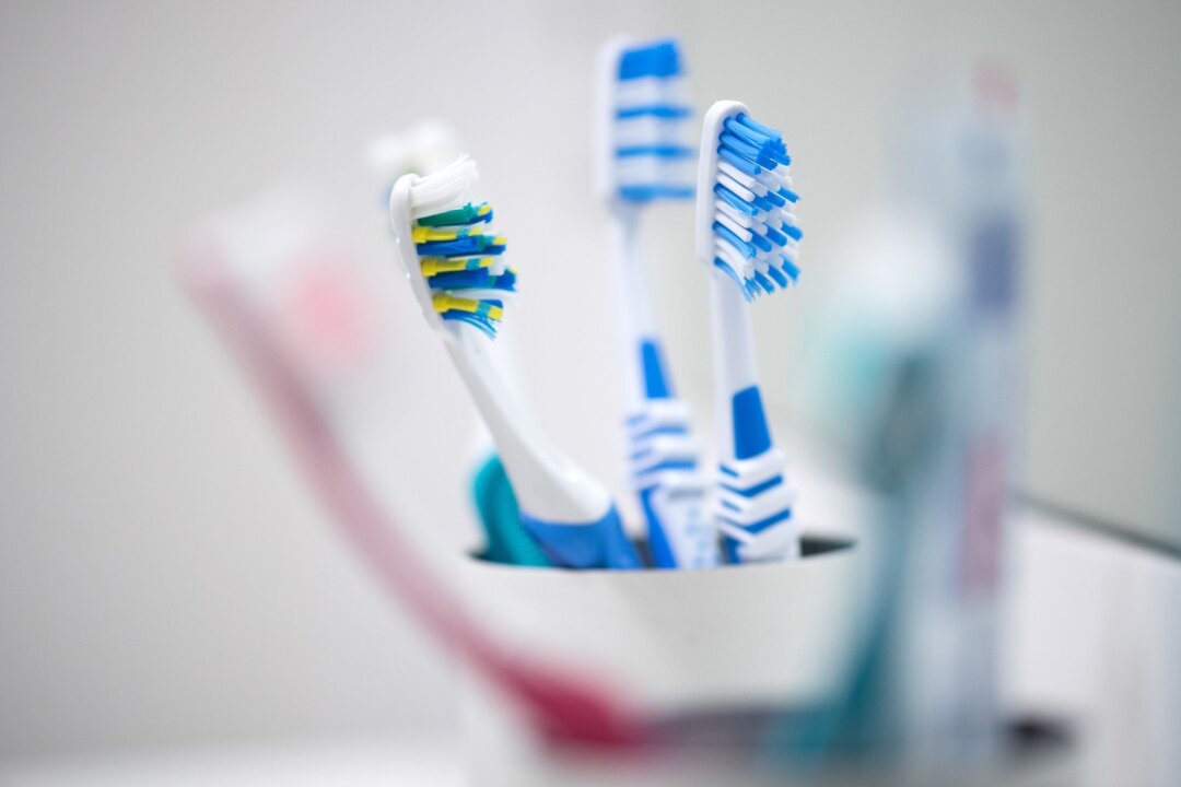 Beim Zähneputzen helfen: Tipps für pflegende Angehörige - Manche Menschen brauchen Hilfe beim Zähneputzen, hier sind individuelle Lösungen entscheidend, z.B. die Wahl zwischen Hand- oder elektrischer Zahnbürste je nach Bedürfnis des Gegenübers.