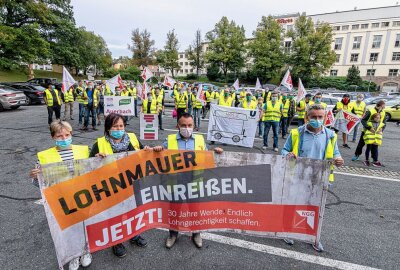 Belegschaft des Auerbacher Unilever-Werks droht mit Streik - Im Herbst 2020 führten Proteste der Auerbacher Unilever-Belegschaft zu Lohnerhöhungen. Foto: David Rötzschke Archiv