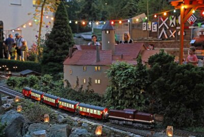 Beleuchtete Züge fahren rund um Burg Schönfels - Das Museumsgartenfest lockte am Samstag mehr als 300 Besucher ins Werdauer Stadt- und Dampfmaschinenmuseum. Foto: Th. Michel
