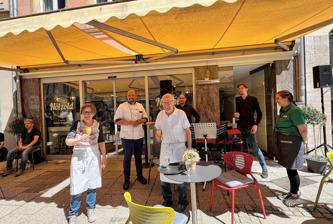 Beliebte Bio-Bäckerei in Zwickau hat wieder geöffnet - Bernd Engelmann vorne und Michael Nötzold freuen sich zusammen mit ihren Frauen auf das Ständchen und die Neueröffnung. Foto: L.Thiele