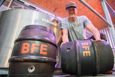 Ben Granfelt kommt in die Bierfabrik Wünschendorf - Uwe "Max" Gottwald mit den Fässern, in denen das hausgebraute Bier gelagert wird. BFE steht dabei für Bierfabrik Erzgebirge. Foto: Jan Görner