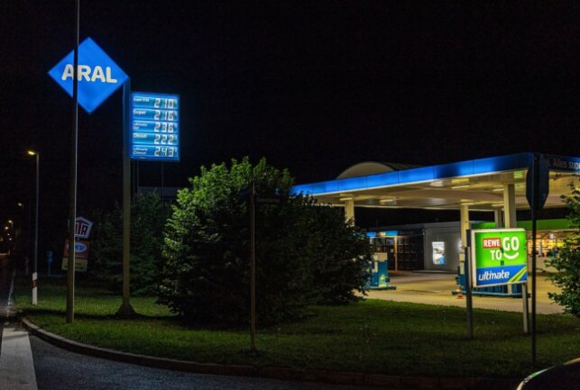 Benzinpreis-Hammer um Mitternacht: Tankstellen erhöhen Preise deutlich - Tankstellen erhöhen Benzin und Diesel deutlich - Tankrabatt für Autofahrer ist Geschichte. Foto: B&S/David Rötzschke