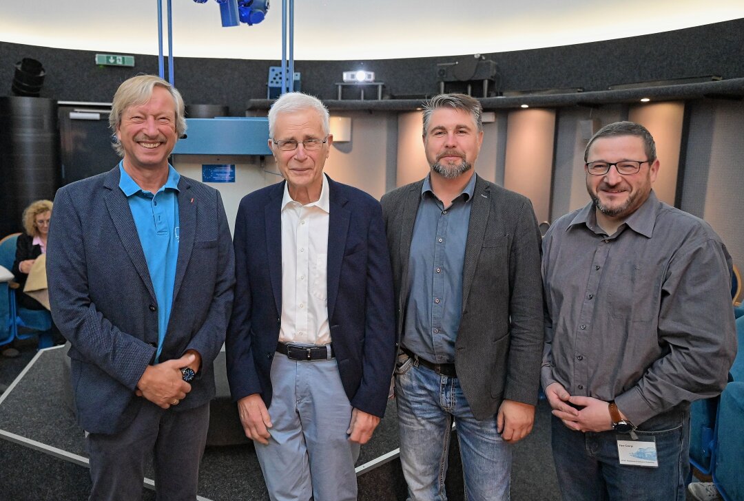 Beobachtungen am Firmament - Das Team der Sternwarte (v.li.) Klaus-Dieter Kalauch, Mike Behnke und Thomas Georgi mit Prof. Dr. Volker Metag (2.v.li.). Foto: Ralf Wendland