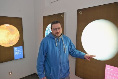 Beobachtungsabend in der Sternwarte Schneeberg - Thomas Georgi vom Team der Sternwarte erklärt etwas zur Venus. Foto: Ralf Wendland