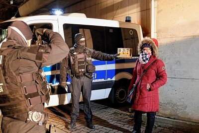 Über 700 Ordnungswidrigkeitsanzeigen bei Aufzügen gegen Corona-Maßnahmen in Sachsen - Corona Spaziergang in Chemnitz. Foto: Harry Härtel