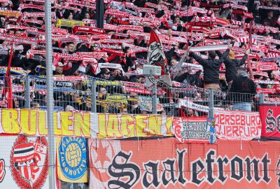 Bereit für das Sachsen-Derby: Aue gewinnt in Halle - Fans vom Halleschen FC. Foto: Picture Point