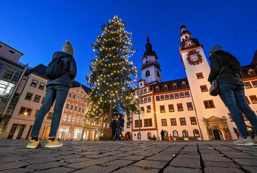 Bereit für erste Weihnachtsgefühle? Am Samstag kommt schon der Baum nach Chemnitz - So sah der Chemnitzer Weihnachtsbaum im vergangenen Jahr aus. Foto: Andreas Seidel/Archiv