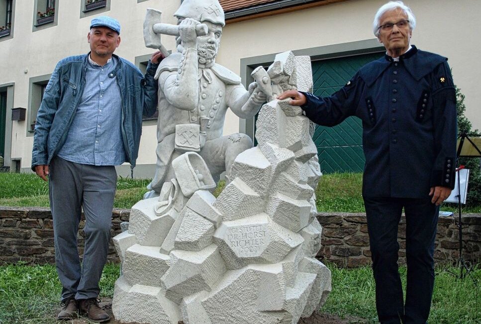 Steinmetz- und Bildhauermeister Sebastian Haupt (li.) und Stifter Horst Richter waren dabei, als Ihre Skulptur als erste von weiteren zehn Stationen für den zukünftigen Freiberger Welterbe-Pfad der Öffentlichkeit vorgestellt wurde. Foto: Anett Baselt