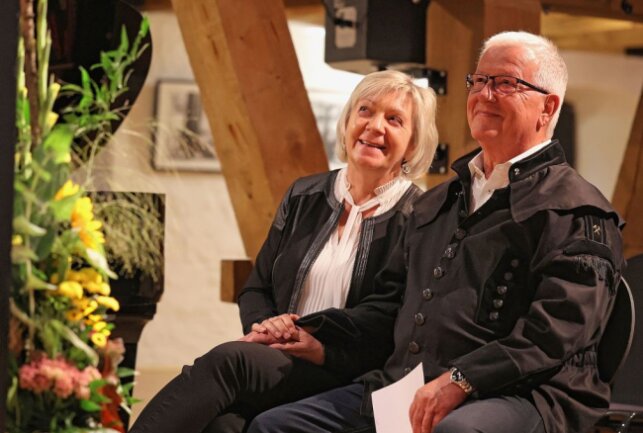Steffi und Gert Müller hören gespannt der Laudatio zu. Foto: Thomas Voigt 