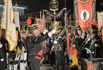 Bergparade in Oelsnitz mit 138 Habiträgern und Bergmusikanten - Einer der Höhepunkte zum Oelsnitzer Weihnachtsmarkt ist heute die Bergparade gewesen. Foto: Ramona Schwabe 
