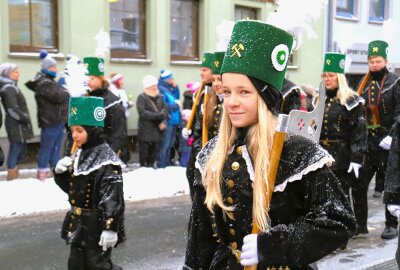 Bergparade in Thum lockte Tausende in die Stadt - Auch junge Leute bewahren die Tradition. Foto: Ilka Ruck