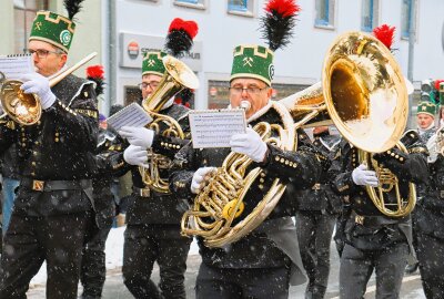 Bergparade in Thum lockte Tausende in die Stadt - Die Bergmusikanten sorgen für eine stimmungsvolle Bergparade. Foto: Ilka Ruck