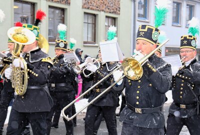 Bergparade in Thum lockte Tausende in die Stadt - Bergmännische Musik macht die Bergparaden stimmungsvoll. Foto: Ilka Ruck