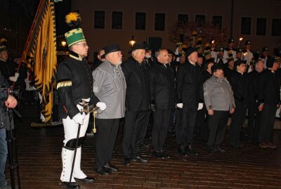 Bergparade wird musikalisch begleitet in Freiberg - Freibergs Honoratioren beim Steigerlied-Singen. Foto: Renate Fischer