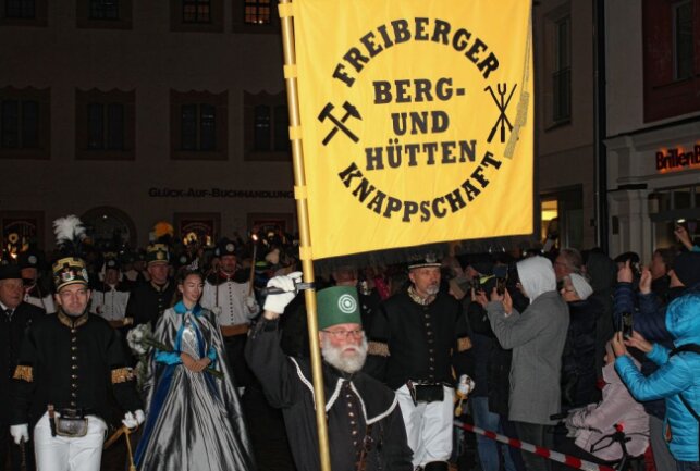 Bergparade wird musikalisch begleitet in Freiberg - Marsch der Bergparade durch die Menschenmassen. Foto:Renate Fischer