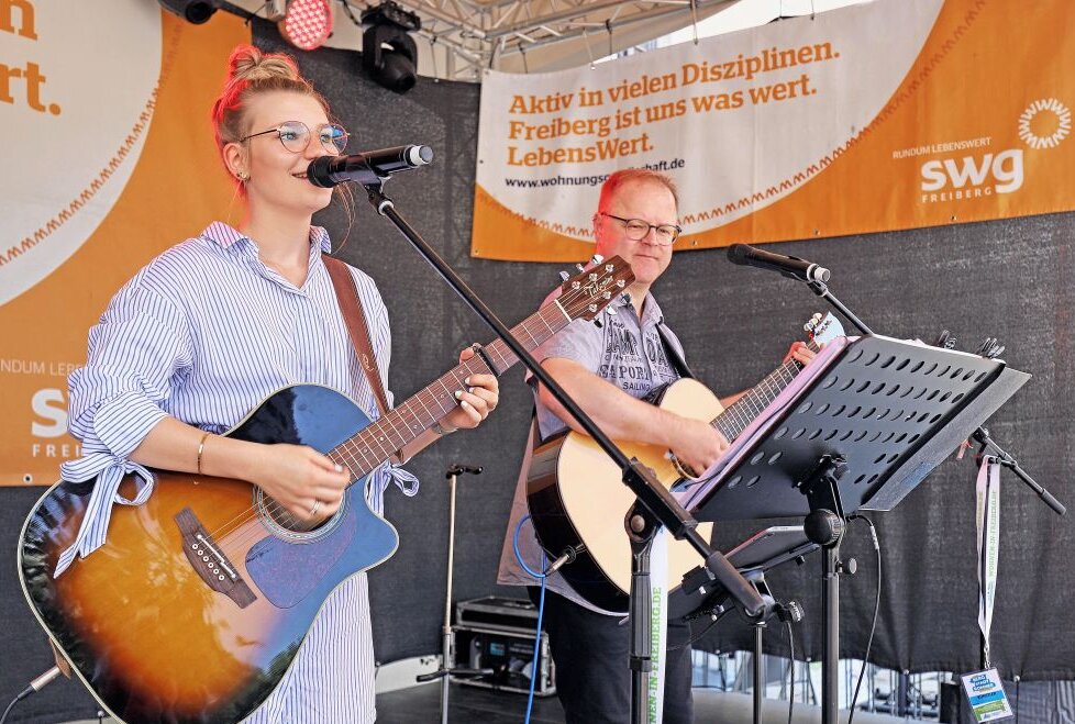 Emiliy Zeise & Torsten Reichelt sorgten am Samstagvormittag auf dem Schloßplatz für Musik. Foto: Wieland Josch
