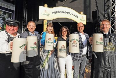 Bergstadtsommer in Freiberg hat begonnen - Gemeinsam wurde auf einen erfolgreichen Bergstadtsommer in Freiberg angestoßen. Foto: Wieland Josch