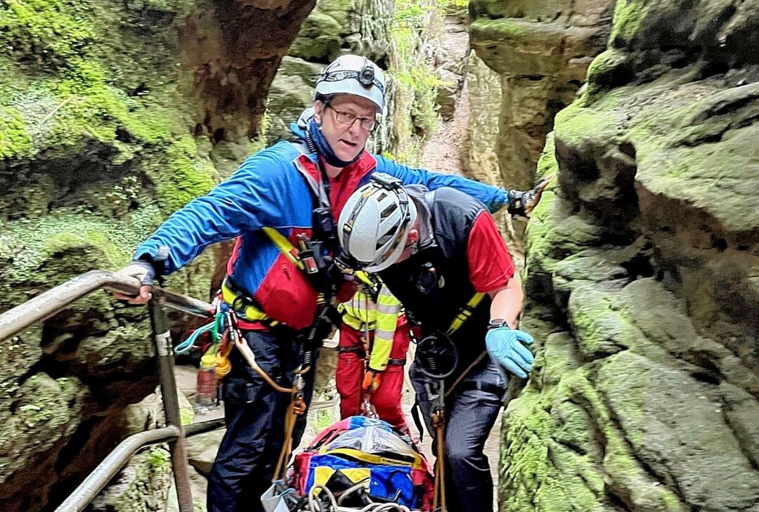 Bergwacht-Einsatz in Schwedenlöchern: 81-Jähriger mit Klettertrage gerettet - Am Sonntagnachmittag wurde die Bergwacht in die Schwedenlöcher gerufen, um einem 81-jährigen Mann zu helfen, der Kreislaufprobleme hatte. Foto: Marko Förster