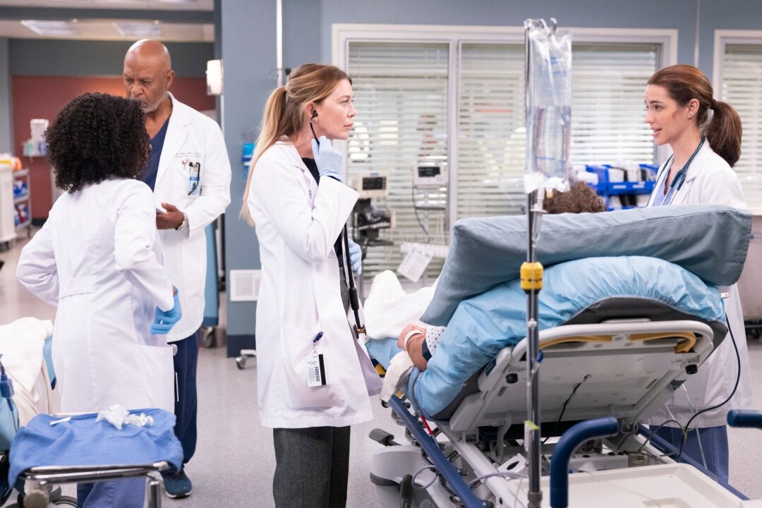 Berichte: "Grey's Anatomy" erhält 21. Staffel - Ellen Pompeo (l) spielt in der 19. Staffel der Arztserie "Grey's Anatomy" Dr. Meredith Grey an der Seite von Adelaide Kane als Jules Millin in (undatierte Filmszene).