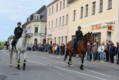 "Berlin kann einiges von Marienberg lernen" - Zwei junge Polizistinnen führten zu Pferd die Parade an. Foto: Jana Kretzschmann