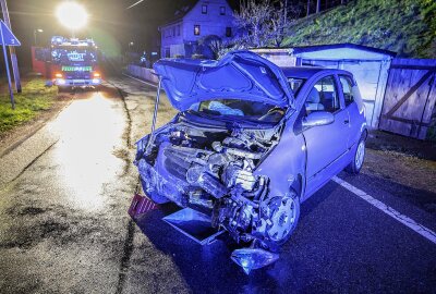 Bernsdorf: Pizzabote kracht in Garage und beschädigt Auto - Der Rettungsdienst konnte nach einer ersten Untersuchung des Fahrers die Unfallstelle wieder verlassen. Foto: Andreas Kretschel