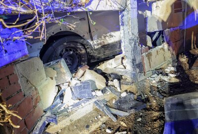 Bernsdorf: Pizzabote kracht in Garage und beschädigt Auto - Ein großes Loch klafft seitdem in der Mauer und der Opel PKW in der Garage wurde beschädigt. Foto: Andreas Kretschel