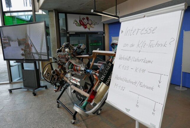 Berufsschulzentrum Erzgebirge rüstet sich für die Zukunft - Im Mittelpunkt stand in der Motorradstadt aber natürlich die Technik. Foto: Andreas Bauer