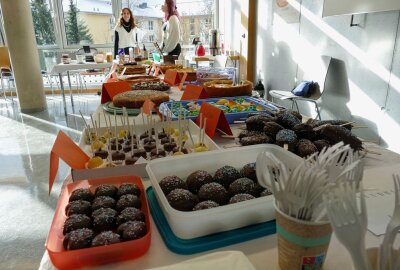 Berufsschulzentrum Erzgebirge rüstet sich für die Zukunft - Mit einem Kuchenbasar besserten die Schüler nebenbei ihre Klassenkassen auf. Foto: Andreas Bauer