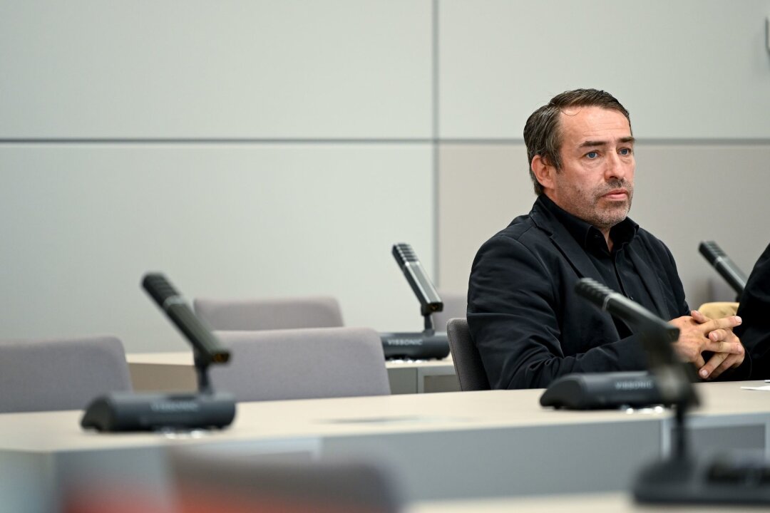 Berufungsverfahren gegen Rechtsextremisten Sven Liebich - Rechtsextremist Sven Liebich sitzt im Amtsgericht, in dem die Hauptverhandlung fortgesetzt werden soll, auf der Anklagebank.