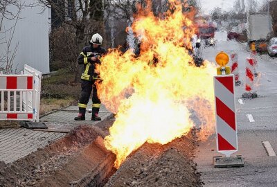 Beschädigte Gasleitung in Klipphausen brennt - Am Mittwochmittag kam es gegen 13.10 Uhr im Gewerbegebiet Klipphausen zu einem Brand. Foto: Roland Halkasch