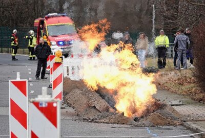 Beschädigte Gasleitung in Klipphausen brennt - Am Mittwochmittag kam es gegen 13.10 Uhr im Gewerbegebiet Klipphausen zu einem Brand. Foto: Roland Halkasch