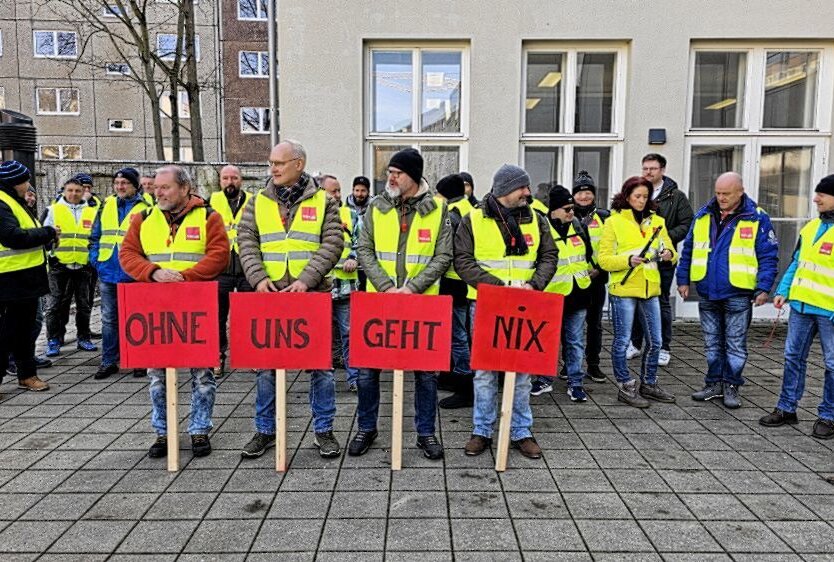 Beschäftigte des Klinikums Chemnitz streiken - Ver.di hat für Donnerstag zu einem Streik aufgerufen. Foto: Harry Härtel