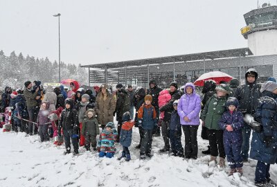 Bescherung auf dem Flugplatz in Jahnsdorf - Bei der Santa-Claus-Aktion auf dem Flugplatz in Jahnsdorf. Foto: Ralf Wendland
